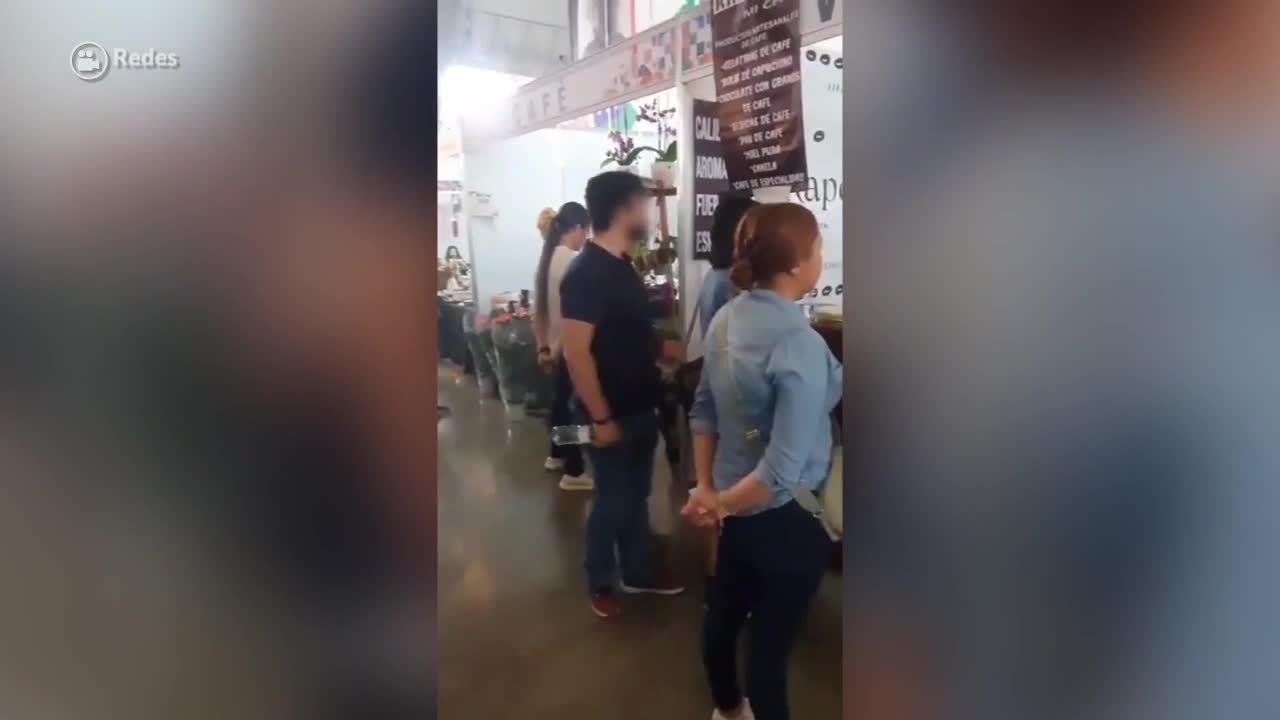 Cae sujeto por grabar con cámara oculta bajo falda de mujeres en Puebla |  Video | Aristegui Noticias